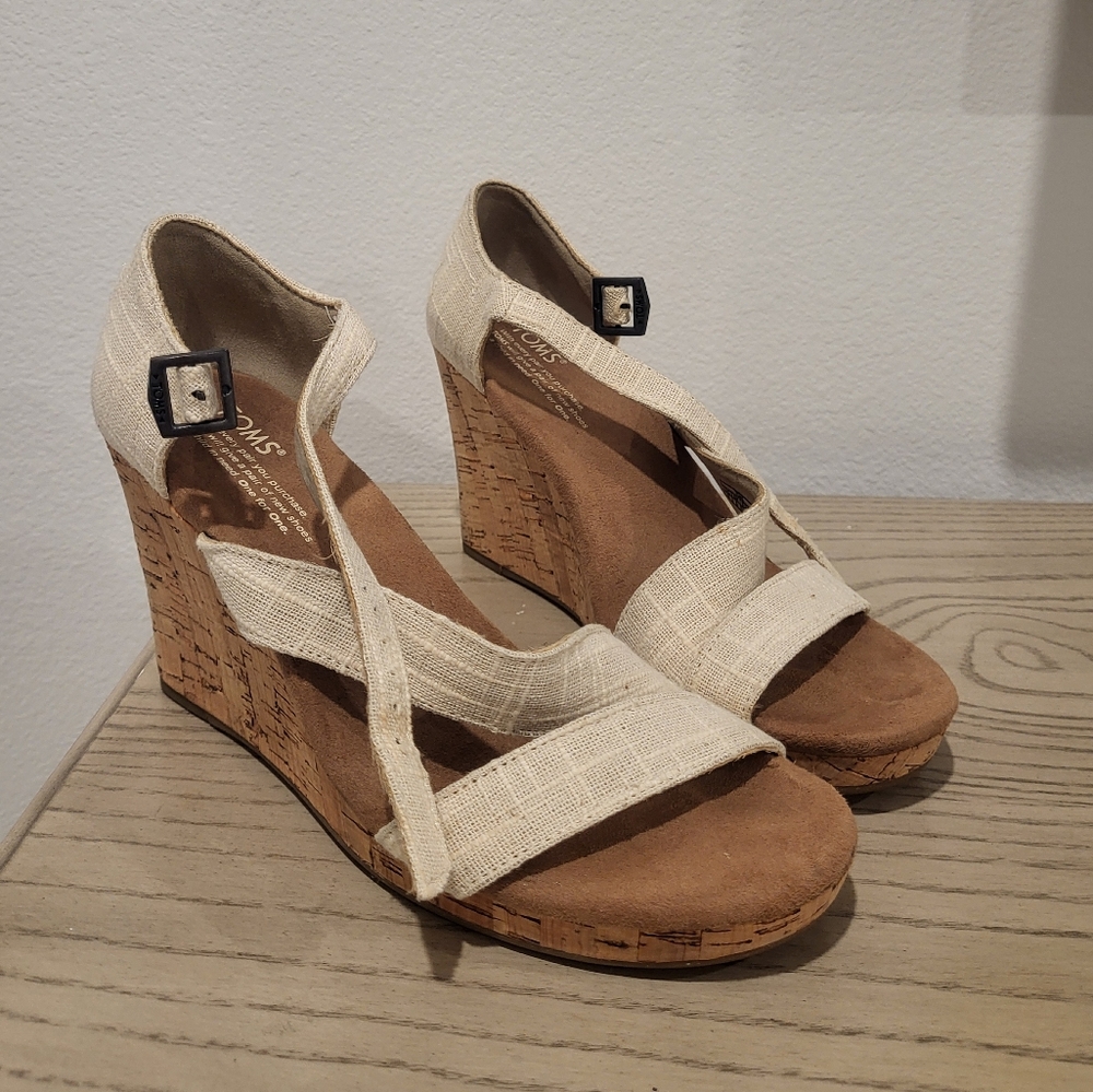 Tom's beige wedges